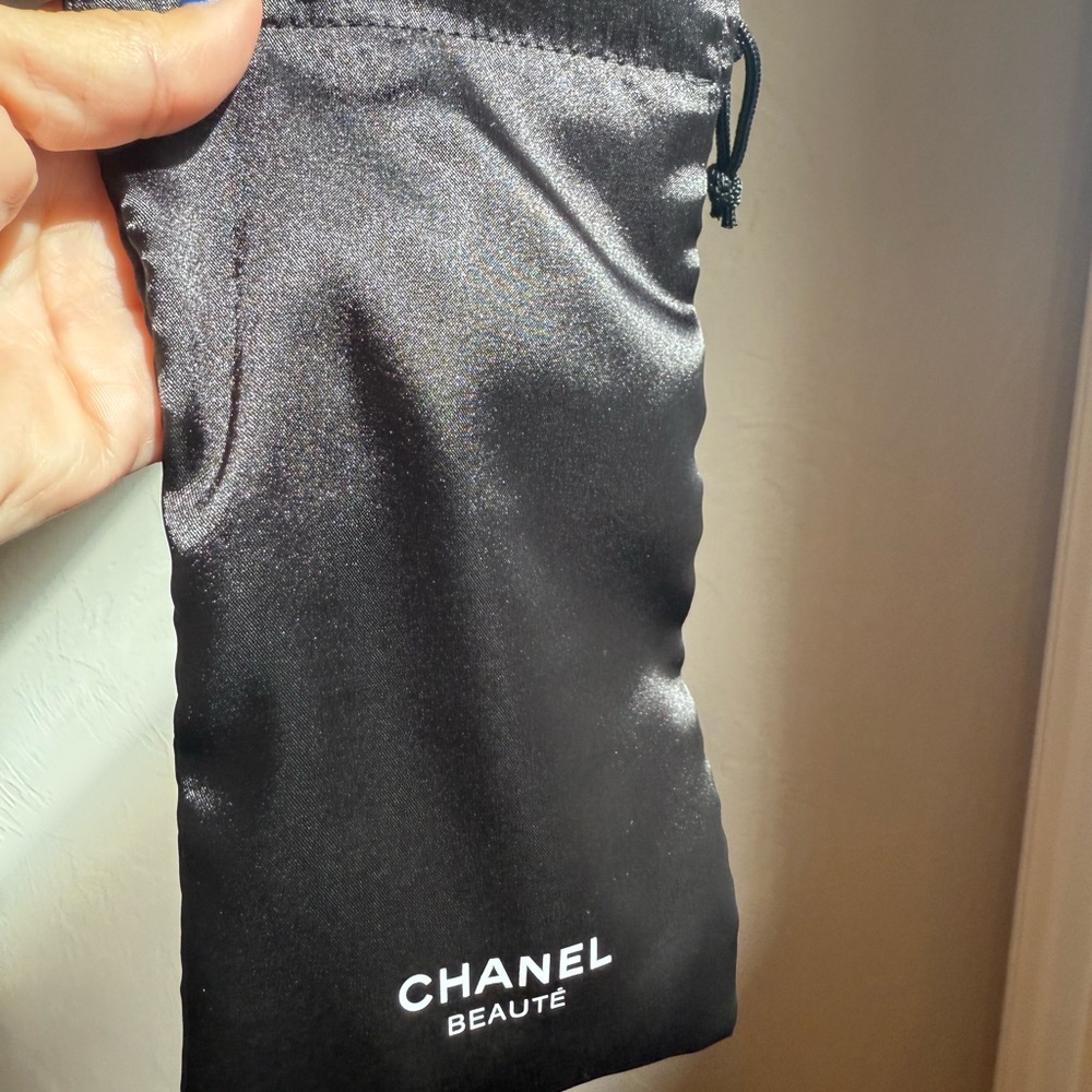 Chanel Beauté Black Satin sleep mask
